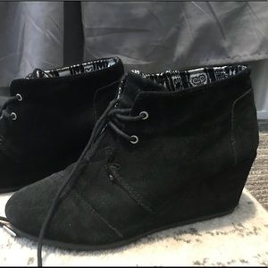 Toms black booties